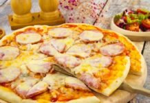 Пицца с сыром и ветчиной