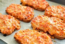 “Золотая” закуска из сырка и самой дешевой консервы: рецепт попросят все