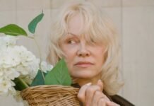 Памела Андерсон предстала в образе Дюймовочки на гигантских цветах