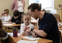 Звезда Marvel Том Хиддлстон навестил детей-беженцев из Херсона