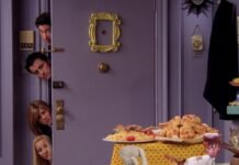 Незваный гость в квартире Моники: поклонники сериала “Друзья” заметили в кадре человека, которого там не должно было быть (ФОТО, ВИДЕО)