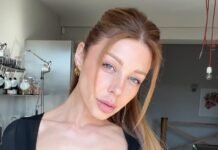 Кароль в декольтированном топе показала свой урожай ягод