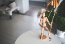 Почему не стоит делиться своей радостью даже с родственниками: золотые правила психологии влияния