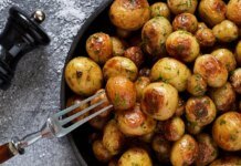 Самая вкусная молодая картошечка: рецепт с чесноком и укропом (ВИДЕО)