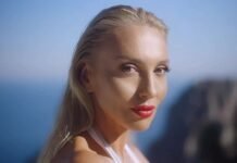 Полякова оголила ягодицы в белом купальнике на Капри