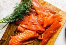 И дорогой лосось, и бюджетная скумбрия: повар раскрыл “золотую” пропорцию, с которой можно засолить любую рыбу (ВИДЕО)