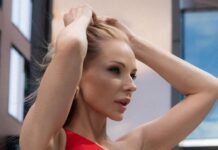 Трегубова в красном мини сверкнула ногами на каблуке в Киеве