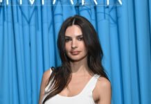 С чем носить белую майку летом: учимся на примере нового образа Эмили Ратаковски (фото)