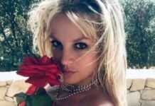 Бритни Спирс сменила прическу и показалась в компании известного стилиста