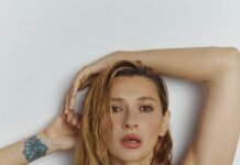 Tayanna в нижнем белье занялась сбором черешни