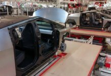 Tesla подала позов до постачальника Cybertruck, який фактично заблокував виробництво