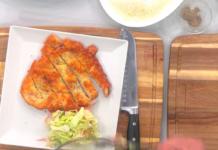 Забудьте об обычных отбивных: как приготовить сочное мясо “Тонкацу” с хрустящей корочкой (РЕЦЕПТ + ВИДЕО)