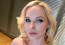 Трегубова показала ягодицы и бюст в купальнике на Сардинии