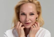 Трегубова показалась в купальнике на побережье Средиземного моря