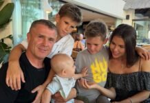 Жена Реброва показалась в купальнике после рождения третьего ребенка