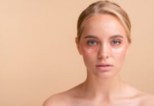 Почему лицо меняется в течение дня: хирург объясняет разницу между отеком, гравитацией и настоящим старением