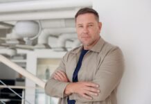 “Можно я вернусь?”: Константин Стогний откровенно рассказал, где во время войны находится его семья (ВИДЕО)
