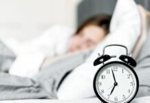 Утром будете чувствовать себя бодрыми и отдохнувшими: как научиться вставать без раздражительного будильника