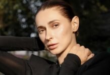 Tayanna устроила фотополет над пирсом с голой спиной