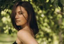 Антонина Хижняк снялась в купальнике во время отдыха на сапборде