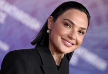Галь Гадот поразила стройной фигурой в бикини после четырех беременностей