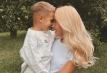 Квиткова в минишортах показала, как проводит время с сыном на турецком курорте