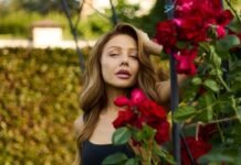 Кароль босой и в платье с облегающем верхом наделала фото в саду