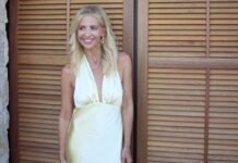 49-летняя Сара Мишель Геллар засветила фигуру в купальнике на отдыхе во Франции