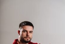 Ошибка, изменившая жизнь: известный украинский певец рассказал, почему вместо музыки пошёл учиться на юриста