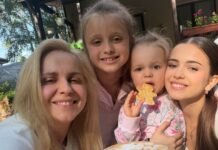 Ребрик с тремя дочерьми снялись в одинаковых образах на берегу моря