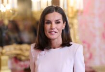 Белое платье и плетеная сумка: королева Летиция показала идеальный летний образ для отпуска на море (ФОТО)