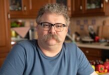 “Не всі мають бути олігархами”: Задніпровський про хворобу мами, професію сина і гонорари