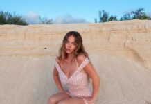 Суини показала ягодицы в кружевном белье и подтяжках