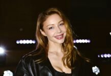 Кароль в корсетном рубиновом платье показала жгучие изгибы