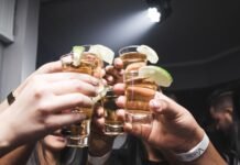 Удивят всех гостей и не будут звучать банально: лучшие тосты, которые всегда уместны на любом празднике