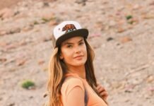 Аброзио показала фигуру во время купаний у водопада и поседелок на камне