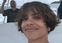 Холли Берри накануне 60-летия показала на фоне пальм декольте в облегающем платье