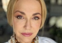 Сумская показала, как отметила 60 в кругу друзей и цветов