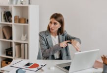 5 психологических приёмов, которые заставят начальника уважать вас