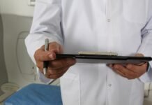 Петиція до Кабміну про суттєве підвищення рівня зарплати медпрацівникам набрала 25 тис. голосів