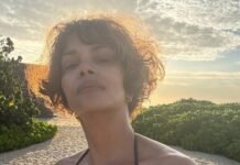 Холли Берри засыпали похвалой за фото в бикини в 60 лет