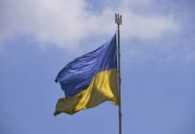 Над Дніпром пролетів гігантський український прапор