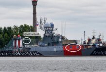 росіяни замаскували корабель Балтійського флоту під берегові будинки за прикладом німецького "Тірпіца"