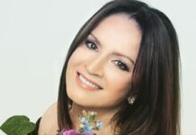 Ротару показала, как выглядела в свадебном платье с мужем