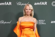 Памела Андерсон обрала яскравий кутюр для гала-вечора у Венеції