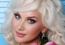 Бужинская показала декольте в платье на голую грудь с массивной пряжкой