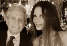 Зета-Джонс поздравила Дугласа с 82-летием горячим фото с поцелуем в воде