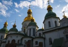 Вибило вікна, розлетівся скляний тамбур: заповідник “Софія Київська” постраждав внаслідок атаки РФ