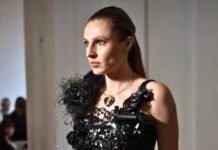 Блогерка перетворила браковані деталі дронів на сукню та показала її на Ukrainian Fashion Week