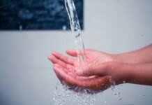Чи небезпечно вмиватися водою після відключень: імунолог пояснив, на що звертати увагу